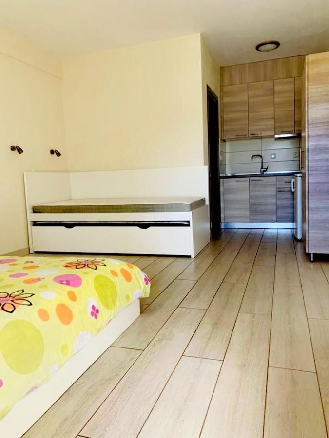 Freddy'S Place Aparthotel Nea Vrasna Bagian luar foto